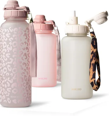 MAMEIDO Trinkflasche mit Strohhalm 1.5 L (Wild Candy) | Mit 2-in-1 Sportdeckel, abnehmbarem Strohhalm und Tragegurt, lecksicher