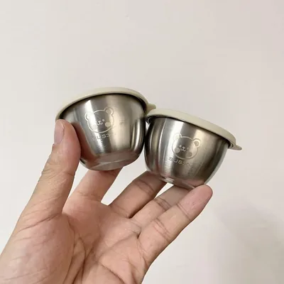 HEJISUN 2 पीस सलाद ड्रेसिंग कंटेनर, 40एमएल छोटे पुनः उपयोग योग्य स्टेनलेस स्टील सॉस कप्स के साथ लिड | पोर्टेबल लंच बेंто - 50% ऑफ़
