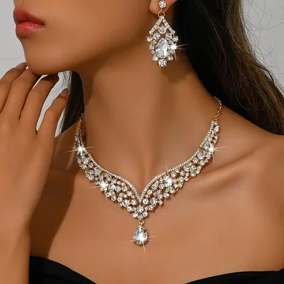 مجموعة مجوهرات للسهرة من 2 قطع: قلادة و أذنين مرصعتين بالياقوت، تصميم V-Neck (فضي)