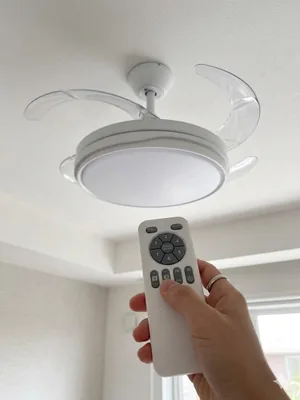 Ventilador de Techo Genérico con Luz LED Dimmable, 4 Asas Transparentes, Motor DC Silencioso, 6 Velocidades, Función Inversa de Verano/Invierno
