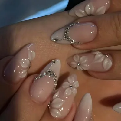 Bryxora Press-on Nails Almond White, Nude Basis, Mittellange Länge, 3D-Blumenmuster mit Strass, Komplettes Maniküre-Set, Packung