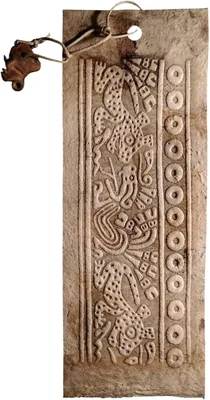 Separador de Libros de papel amate grabado con diseño de vasija de Jaguares y Quetzalcóatl, acompañado con un Dije de Barro T - Mejor Oferta