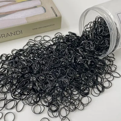 عبوة من 500 ربطة شعر سوداء صغيرة مع علبة التخزين، إطارات مطاطية صغيرة مرنة لرفع الشعر، مناسبة للضفائر والشعر الناعم للأطفال