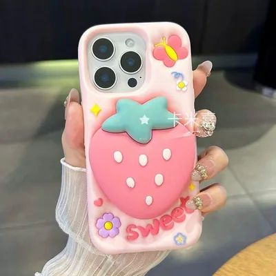 حامل هاتف فيكرا قابل للتقويس 3D الفراولة لـ iPhone 13 | 14، غطاء واقي من السيليكون الناعم المضاد للصدمات (الفراولة)