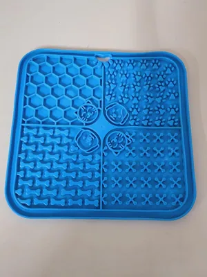 Blue Slow Feeding Mat & Random Knife Colour | 2-Piece Set for Anxiety Relief, Washable, Distraction During Baths, Enrichment Toy